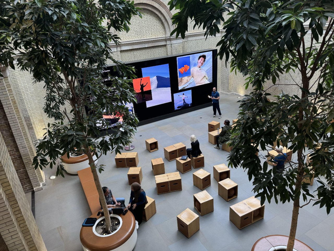 Dnes v Applu.  Během hodinové relace se publikum pohybovalo od tří nebo čtyř až po více než tucet