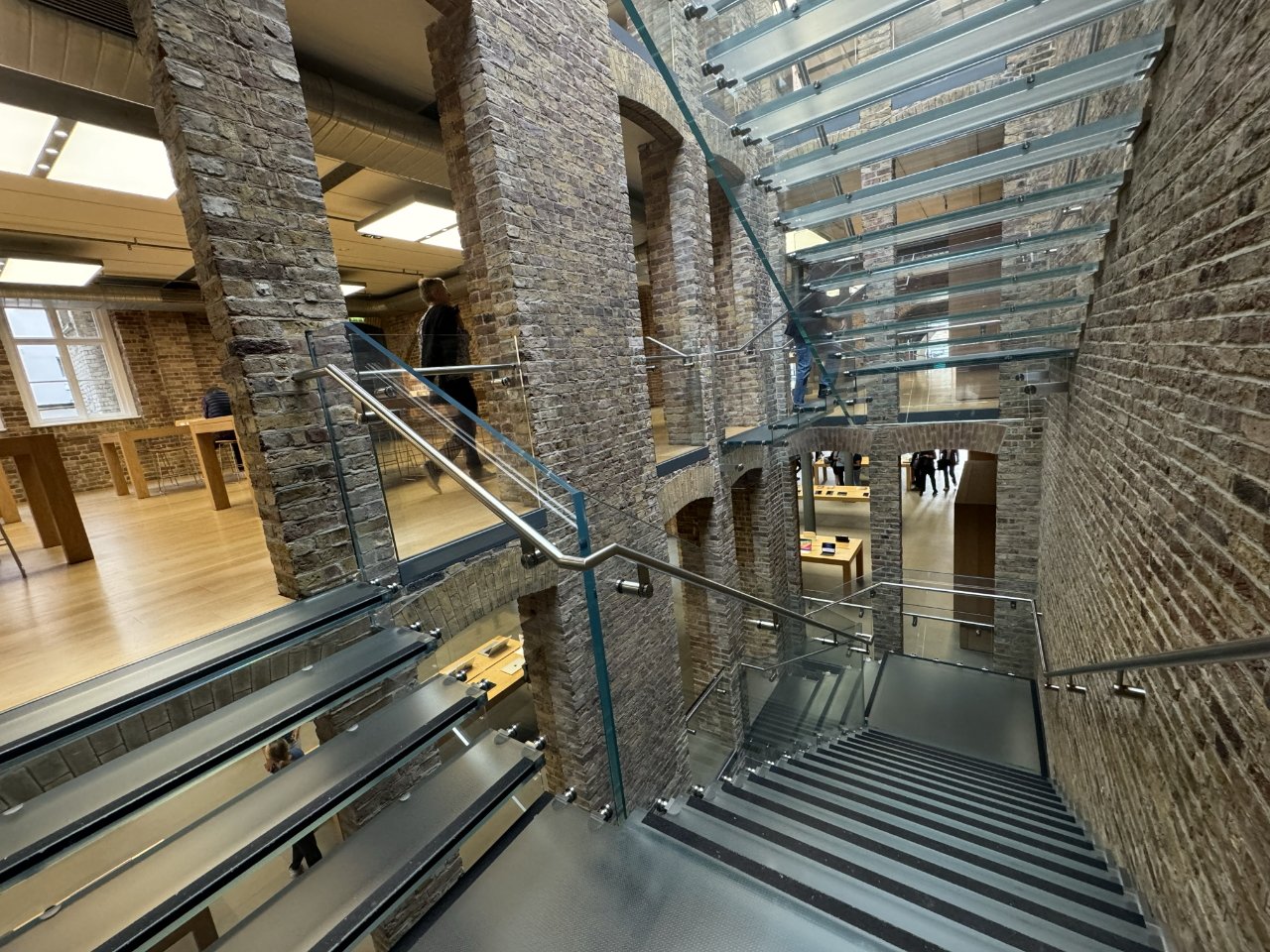 Apple s těmito schody nedělá tolik středobodu ve srovnání s hlavním kruhovým skleněným schodištěm, ale jsou nádherně dobře vyrobené