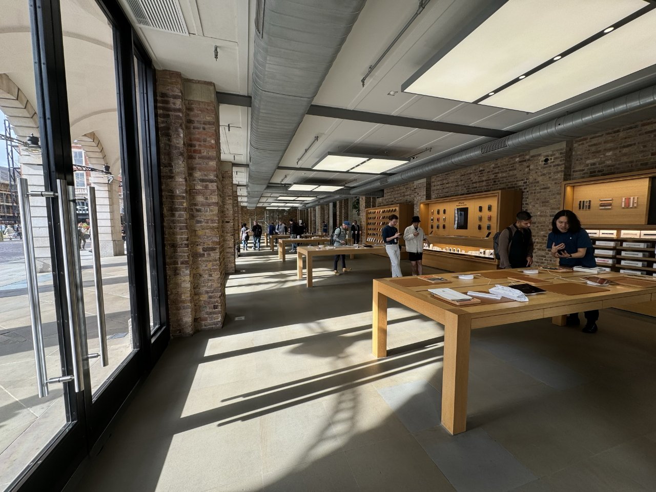 Bylo klidné ráno, když tam byl AppleInsider, ale zdá se, že obchod je dostatečně velký, aby se nikdy necítil přeplněný