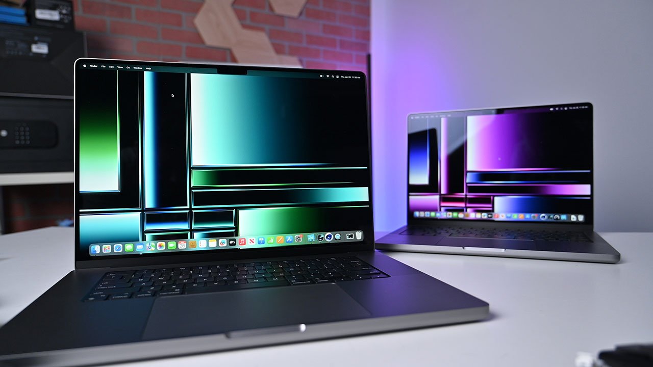 Apple 14palcový a 16palcový MacBook Pro na stole