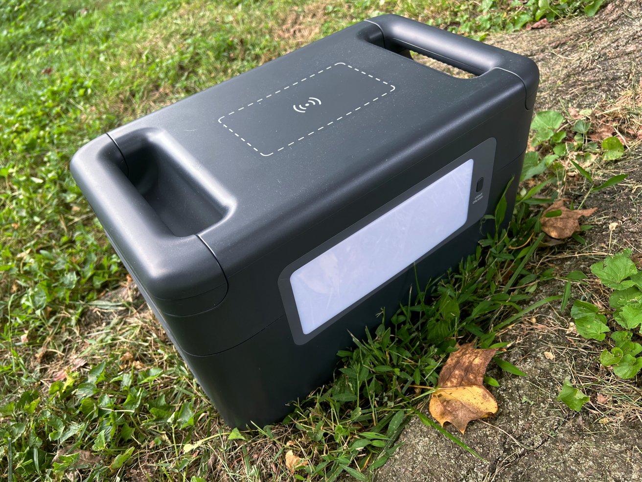 Horní část přenosné elektrárny Deeno X1500 má podložku pro bezdrátové nabíjení. 