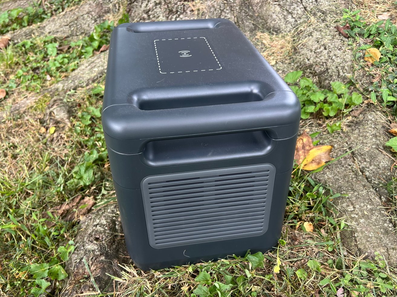 Přenosná elektrárna Deeno X1500 má ventilaci pro chlazení a rukojeti pro přepravu. 