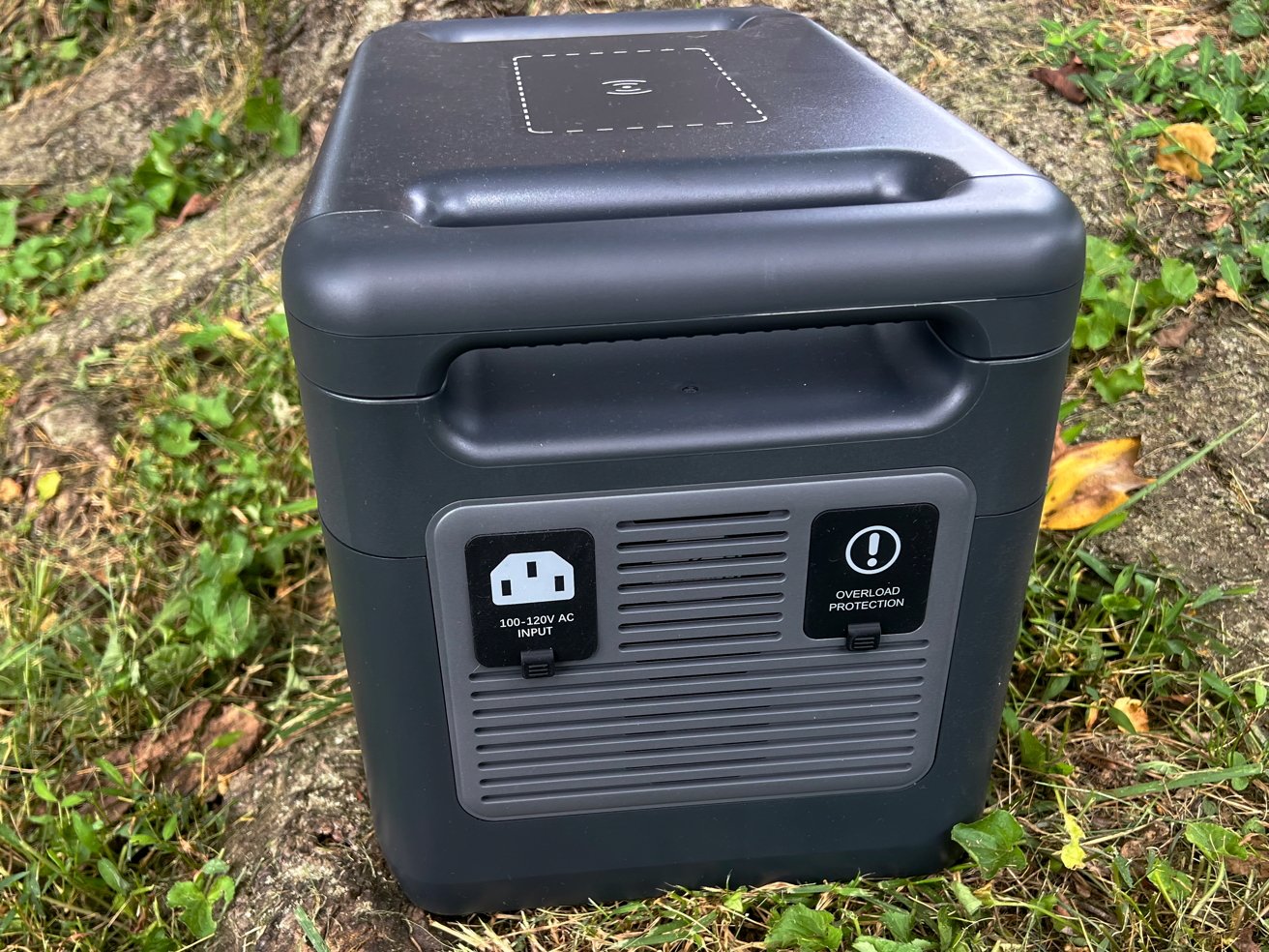 Připojení, pomocí kterého můžete Deeno X1500 připojit k elektrické zásuvce. 