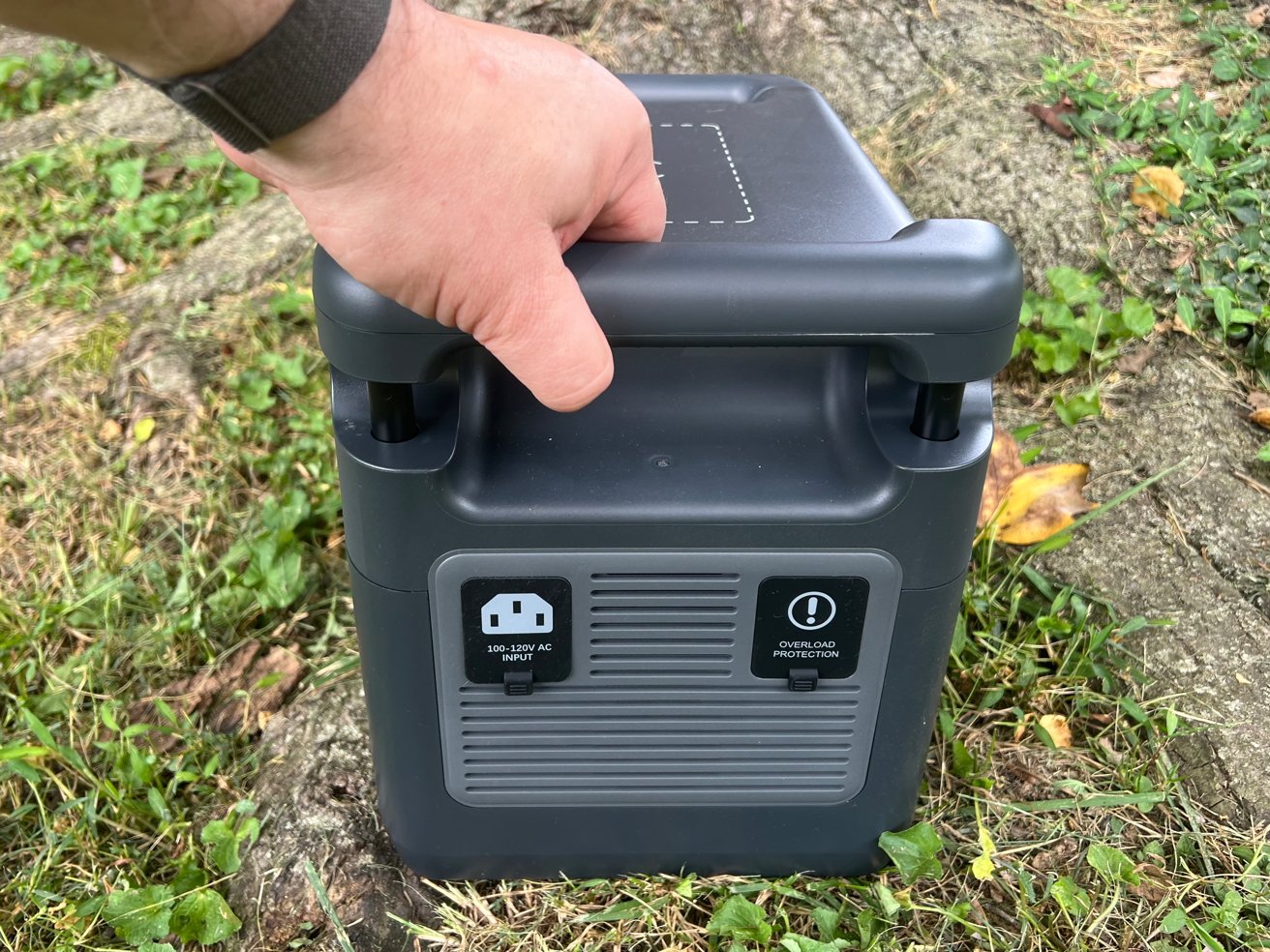 Přenosná elektrárna Deeno X1500 má madla a lze je vysunout. 