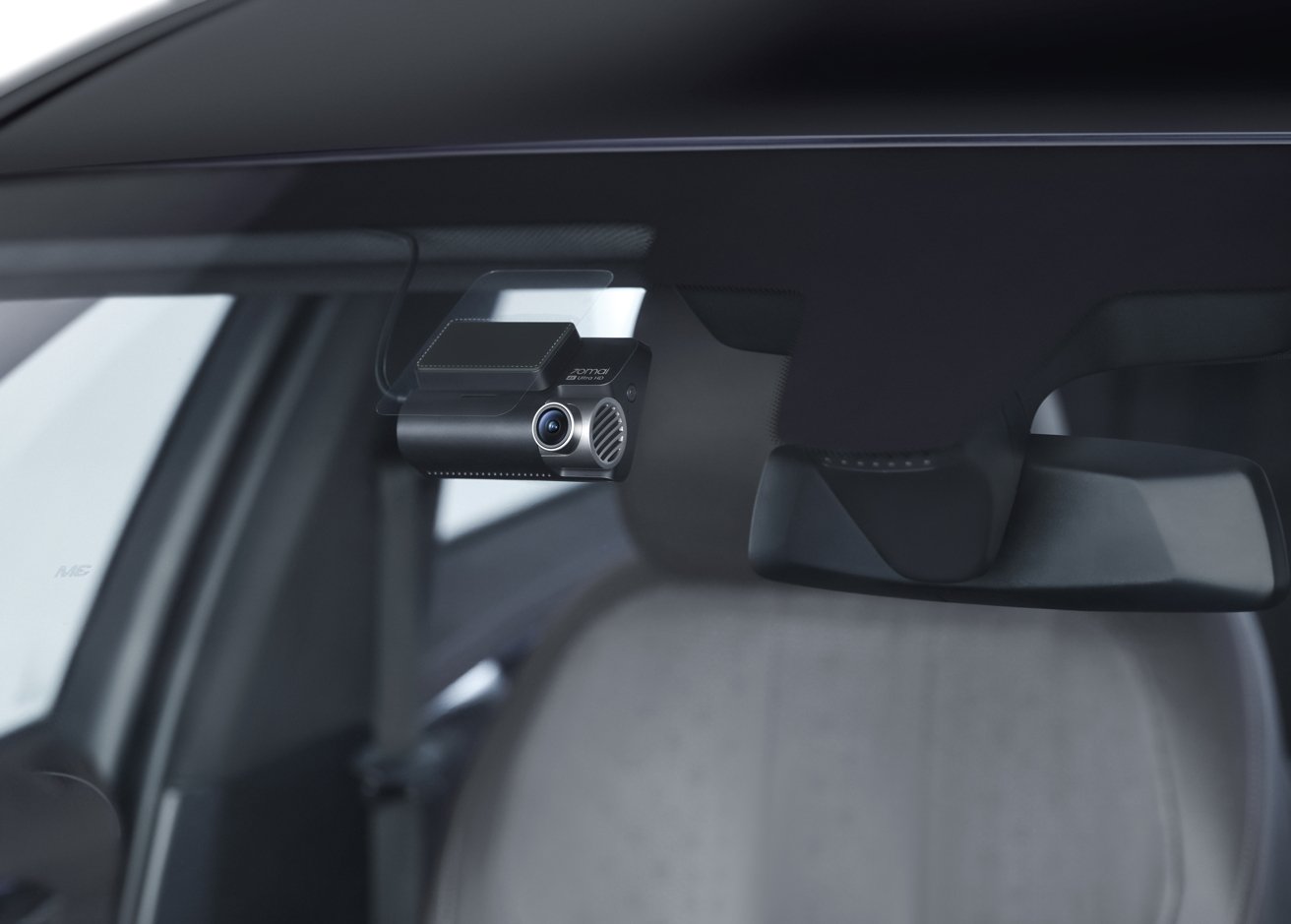 70mai A810 je kompaktní a zabírá málo místa na čelním skle