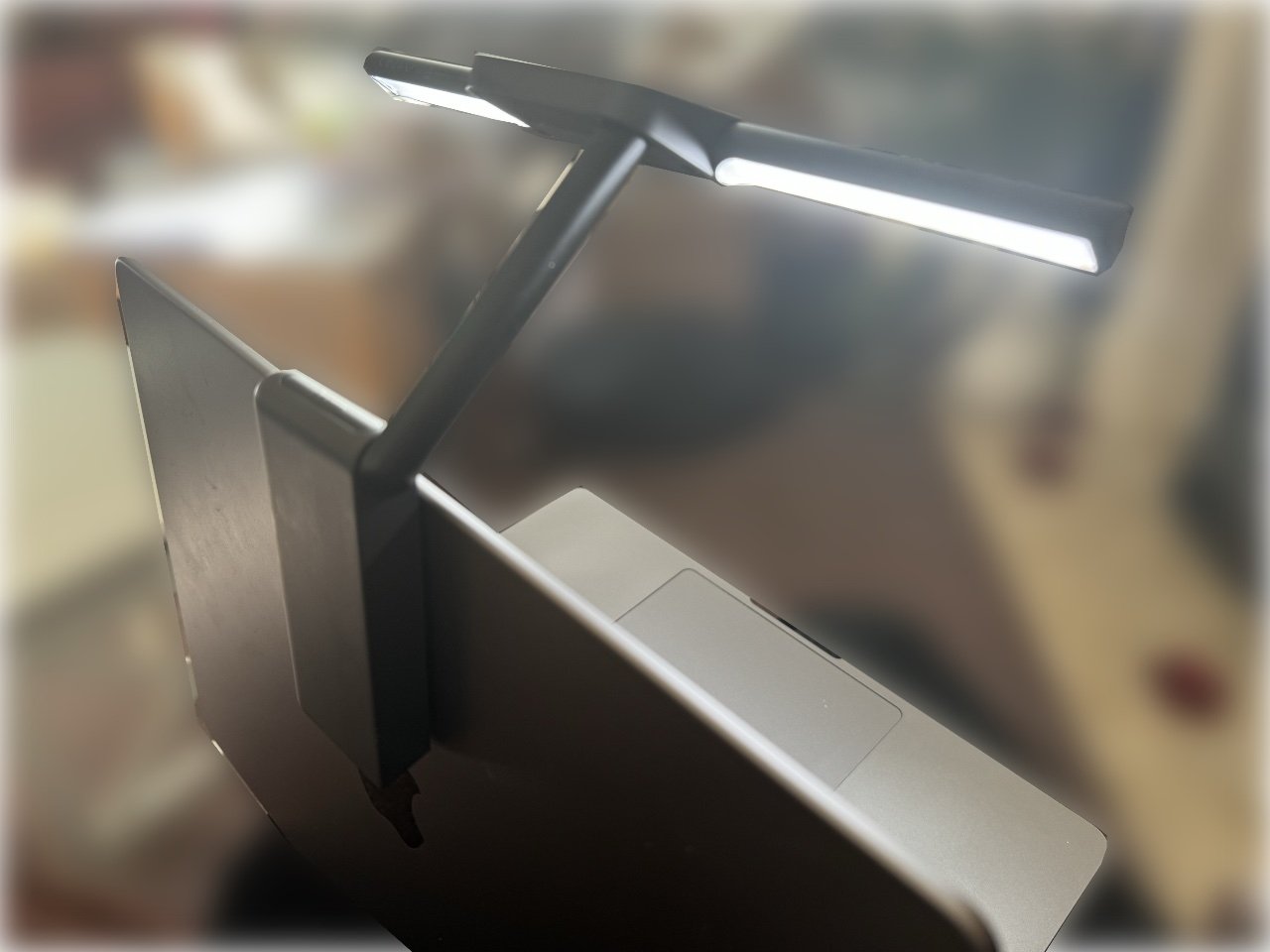 Přečtěte si pohled zobrazující baterii na magnetické náplasti a rameno baterie připojené k lampě