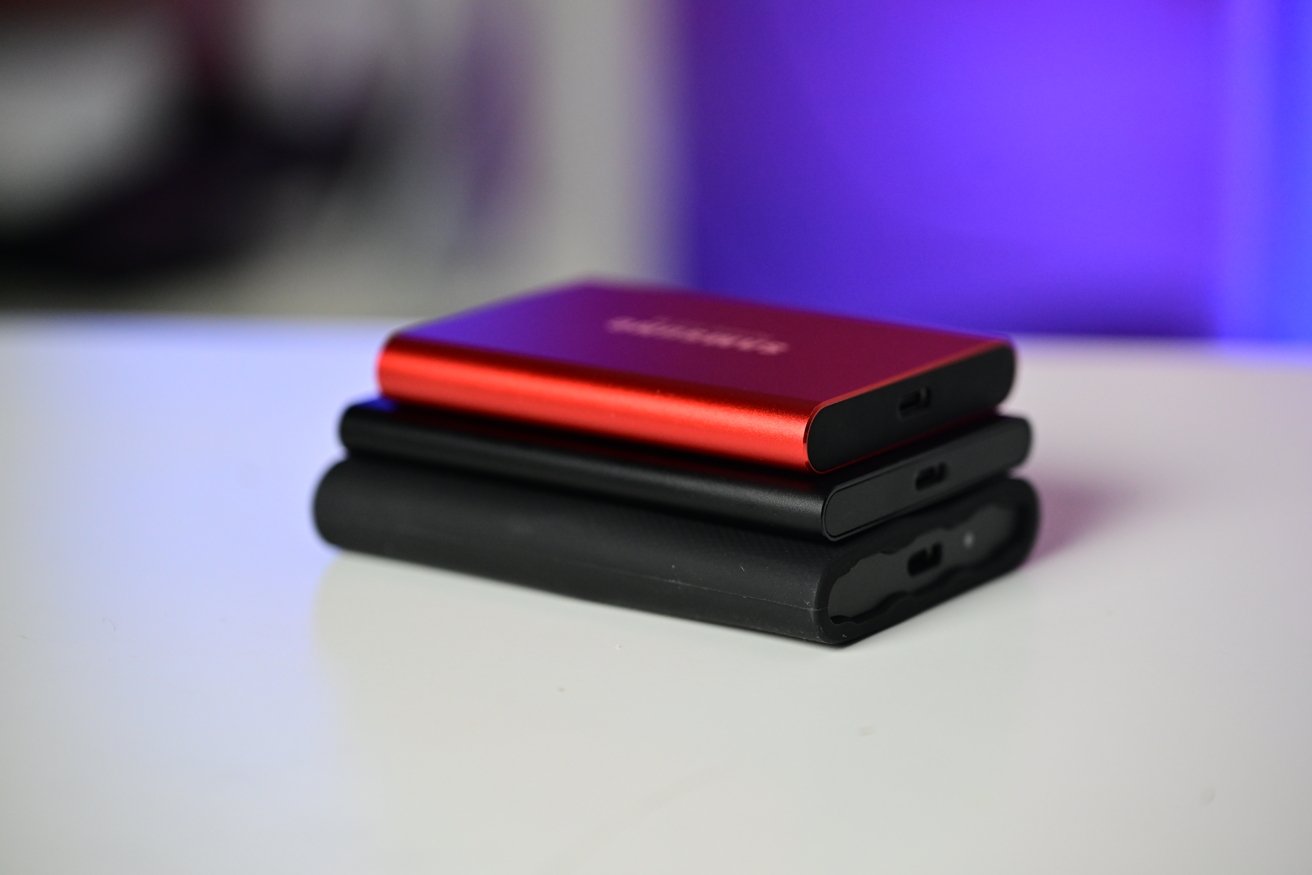 Samsung T5 SSD (nahoře), T7 (uprostřed) a T9 (dole)