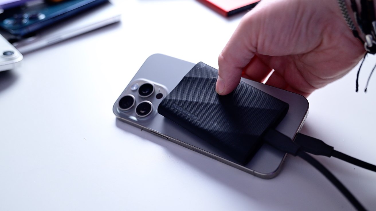 Samsung T9 připojený k iPhone 15 Pro Max