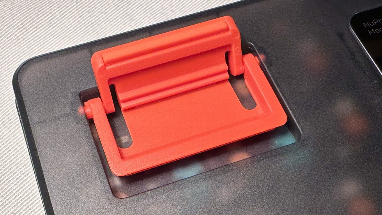 NuPhy Air75 (V2) vícevrstvý stojánek na spodní straně klávesnice