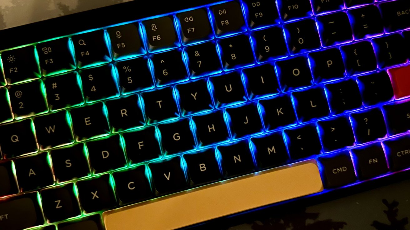 NuPhy Air75 (V2) se zapnutým RGB-LED podsvícením