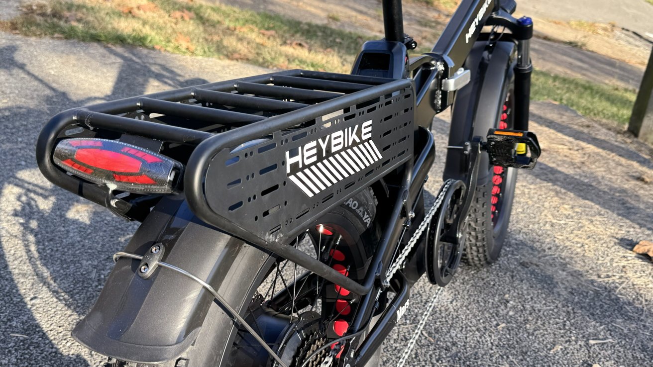 Zajímavým doplňkem je pegboard zadního stojanu