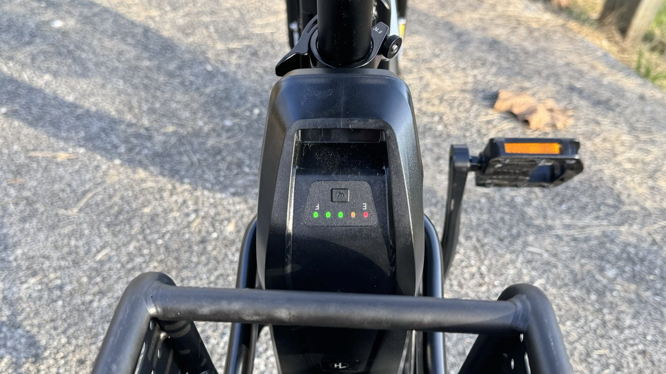 Baterie je umístěna pod sedadlem v zadní části