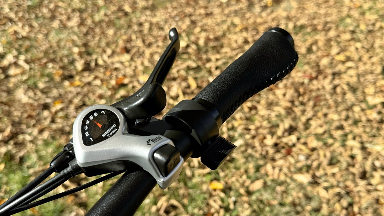 7-rychlostní řazení a plyn na pravé straně