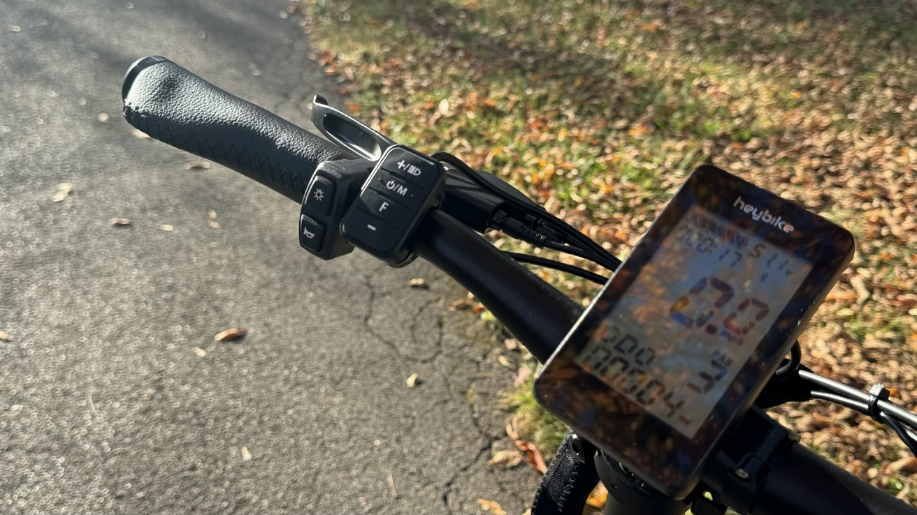 Zřejmá tlačítka zobrazují ovládání světel a klaksonu