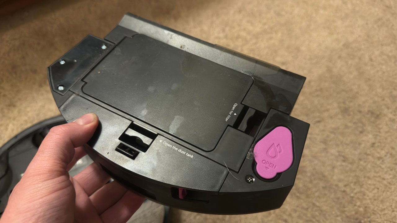 Eureka E10S má malou nádržku na vodu.