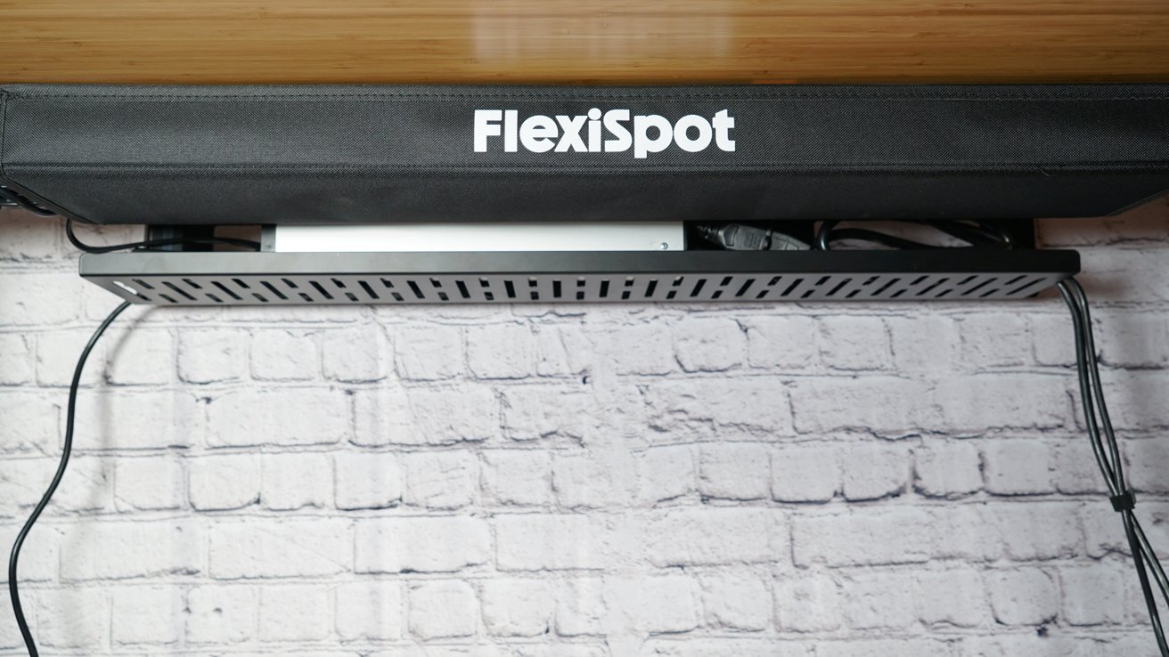 Magnetický kryt skrývá ovladač motoru a vodiče