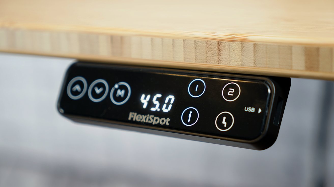 Čtyři programovatelná tlačítka umožňují rychlé přepínání sed/stoj