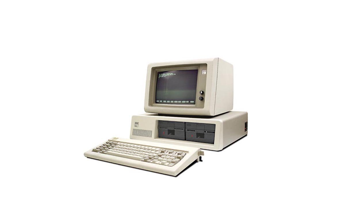 IBM PC model 5150. Všimněte si dvou 5,25palcových disketových jednotek vpravo.