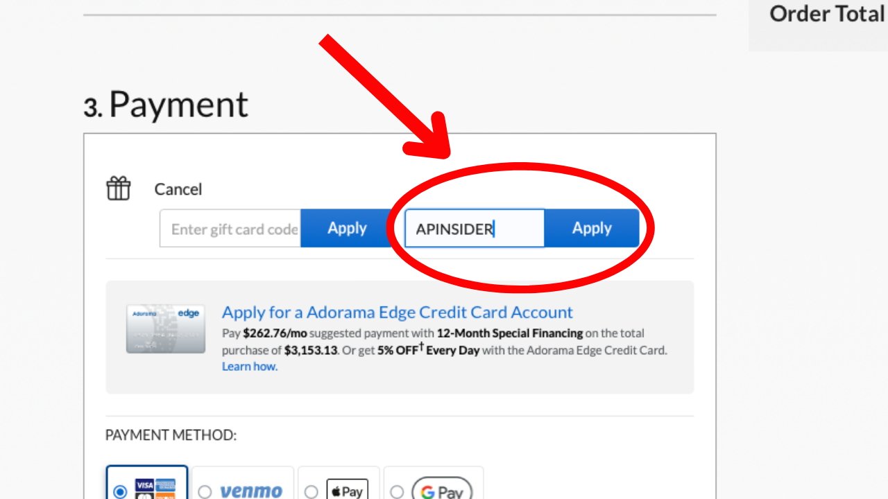 Přejděte na obrazovku pokladny a vyplňte své osobní údaje, včetně dodacích údajů.  Po výběru možnosti doručení se vám zobrazí platební obrazovka s dotazem „Máte dárkovou kartu nebo promo kód?“  výzva nahoře.