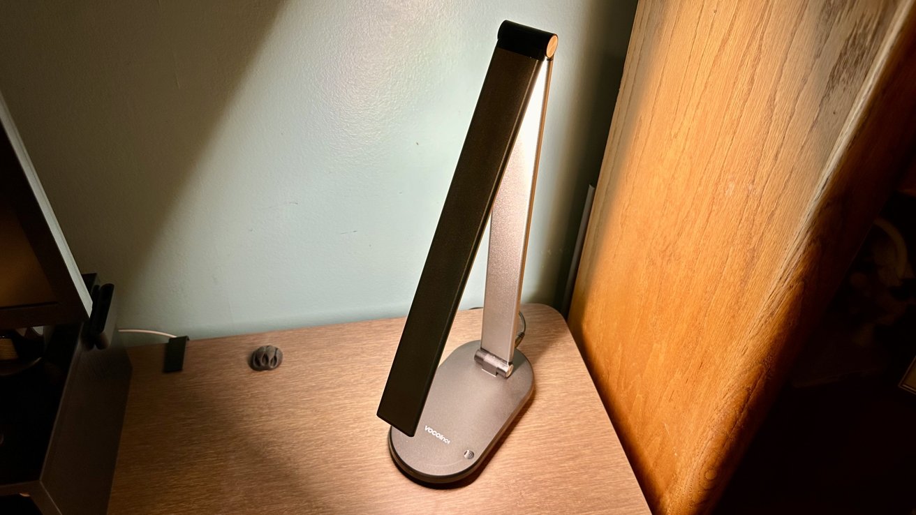 Recenze VOCOlinc Smart LED stolní lampy: Lampa je složená