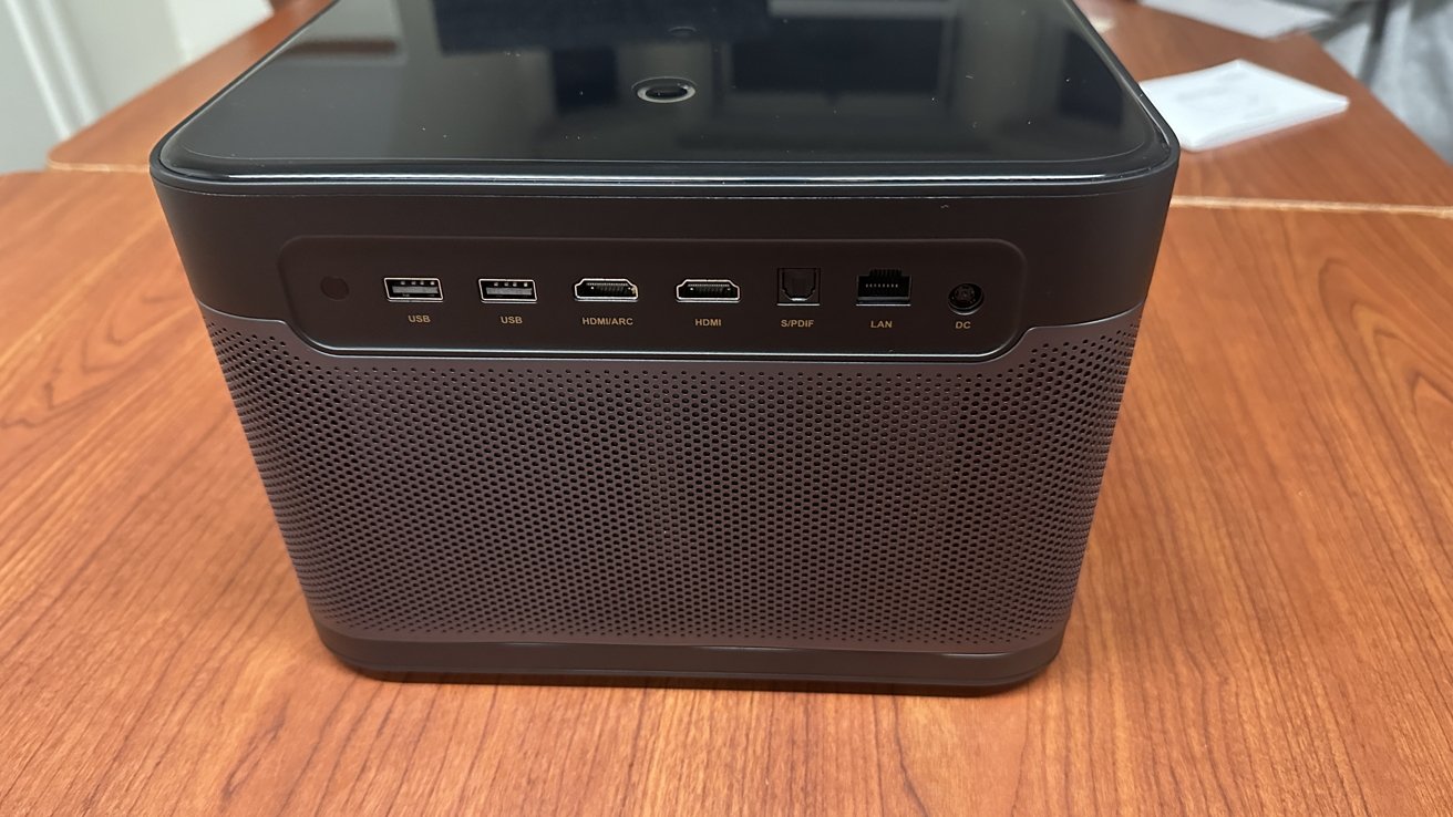 Dangbei Mars – Vypínací tlačítko a různé porty na displeji