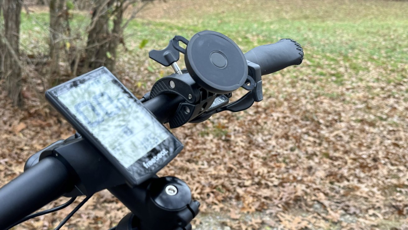 LCD je reflexní, ale venku čitelný