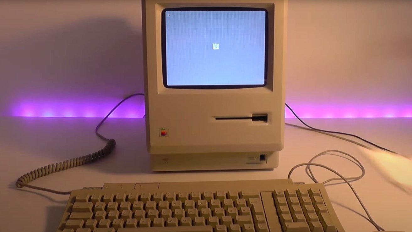 Hotová funkční rekreace Macintosh Plus [Youtube/Kevin Noki]