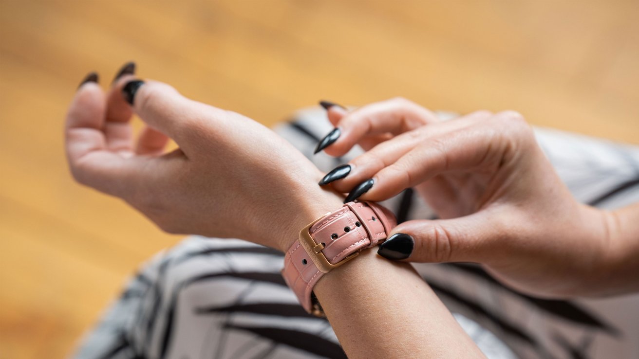 Ruka ukazuje šířku spony na koženém řemínku Apple Watch Buck and Band.