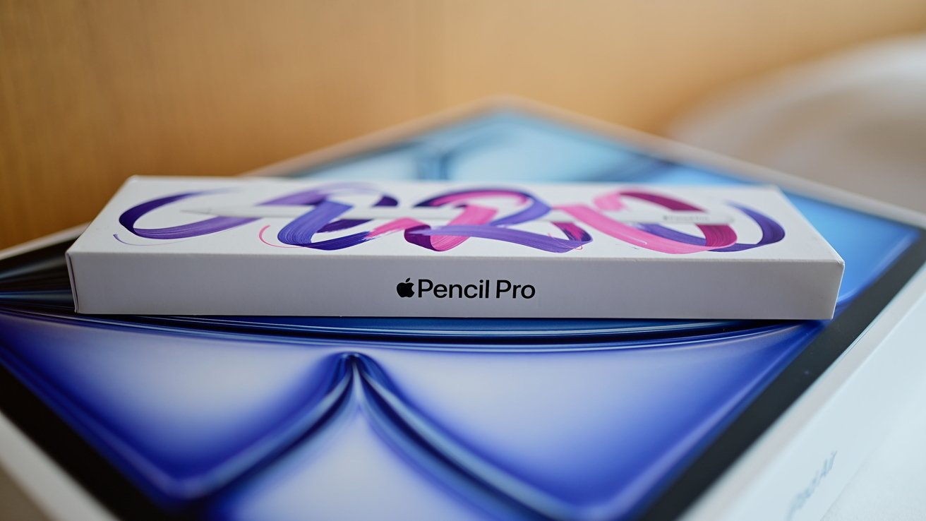 Krabička Apple Pencil Pro sedí na krabici iPad Air