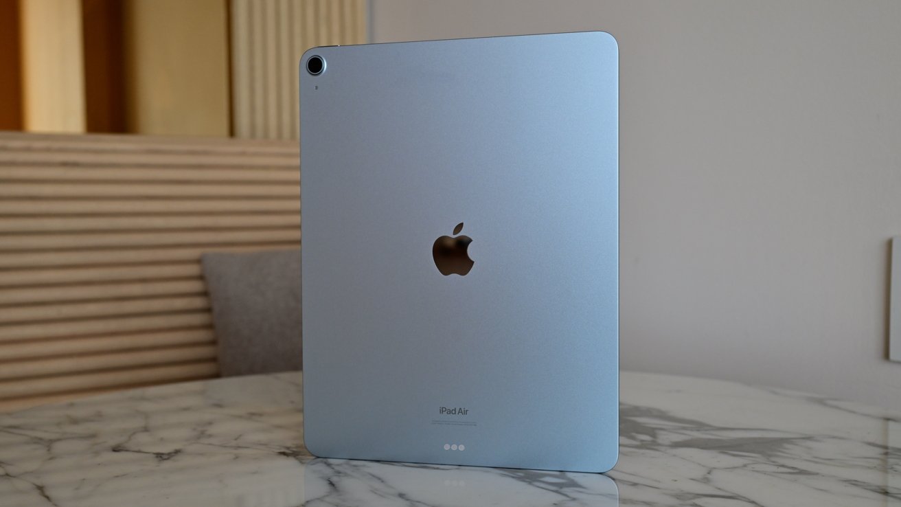 Modrá zadní strana nového M2 iPad Air