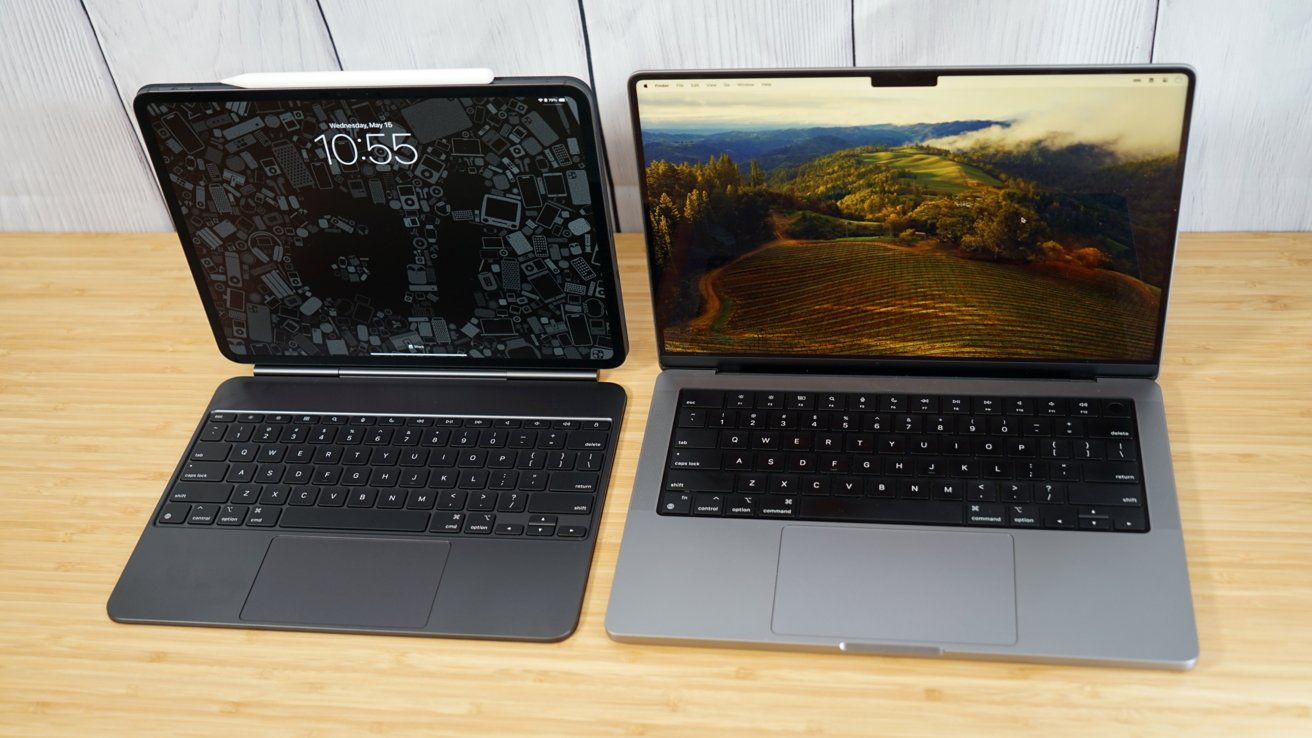 iPad Pro vedle MacBooku Pro na stole