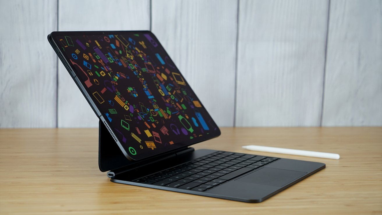 iPad Pro v pouzdře Magic Keyboard vedle Apple Pencil