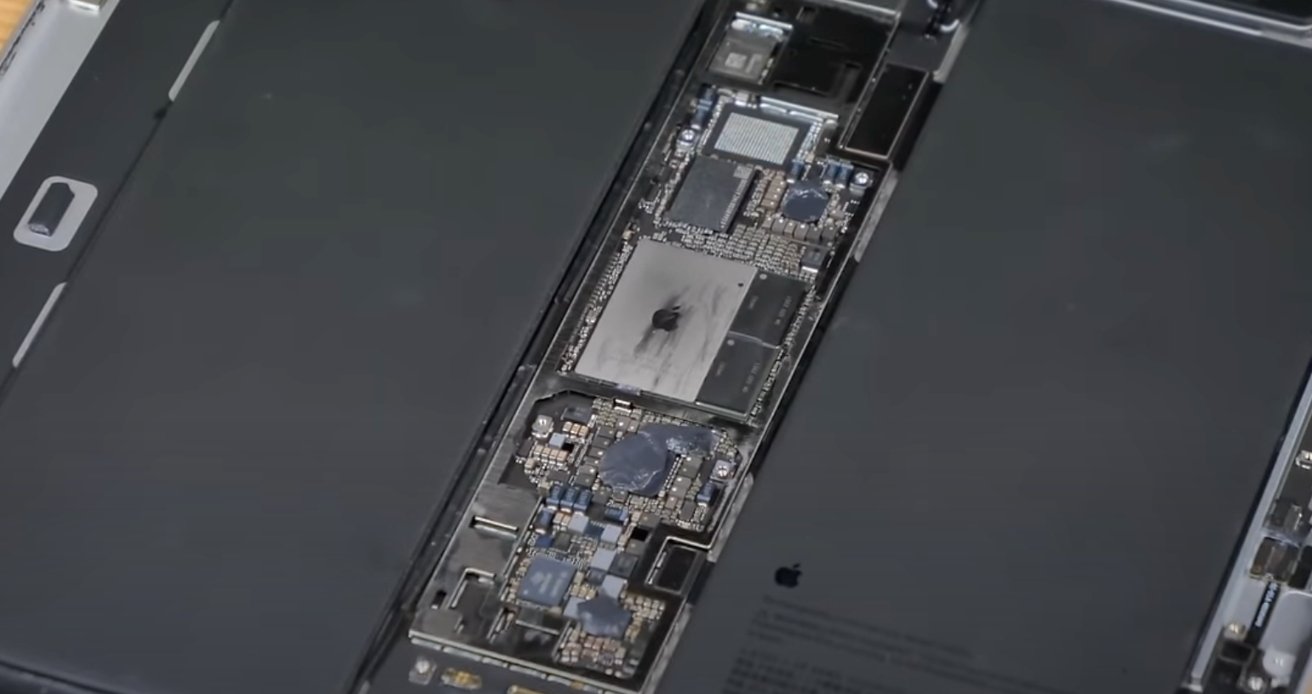 Odkrytá základní deska iPadu Pro s M4 [Youtube/Phone Repair Guru]