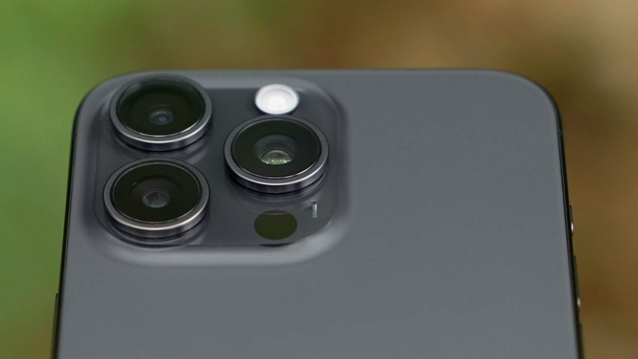 Tři fotoaparáty iPhonu 15 Pro Max