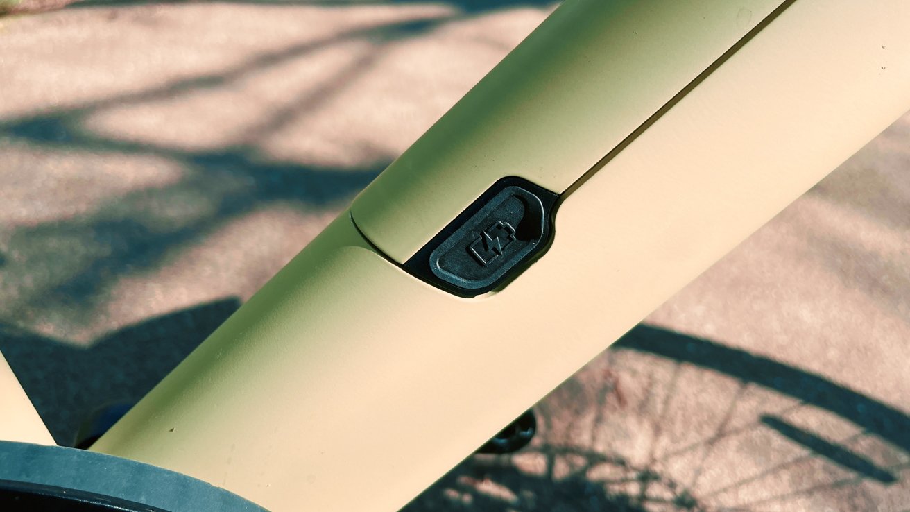 Detailní záběr baterie v rámu elektrického kola