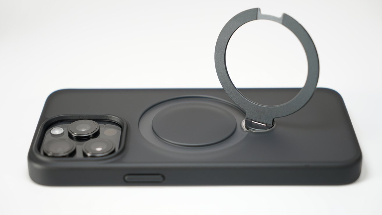 iPhone v pouzdře Torras ležící lícem dolů na bílé desce stolu