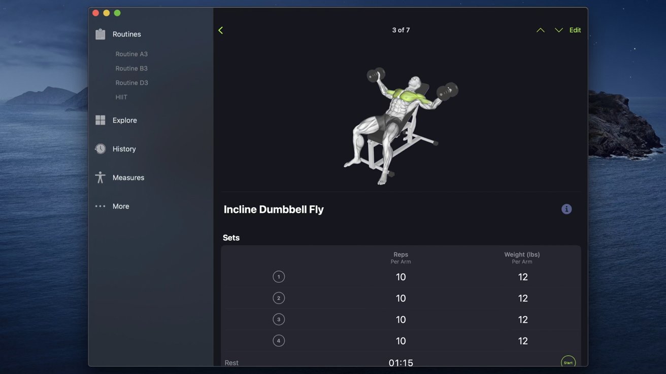 Cvičební aplikace zobrazující cvičení se sklonem s činkami se sériemi, opakováními a podrobnostmi o váze.  Postranní panel obsahuje možnosti rutiny, průzkumu, historie a měření.  Pozadí zobrazuje přímořskou krajinu.