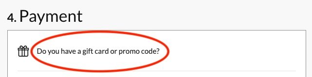 Snímek obrazovky sekce Adorama Payment s dotazem, zda máte dárkovou kartu nebo propagační kód, zvýrazněný červeně.