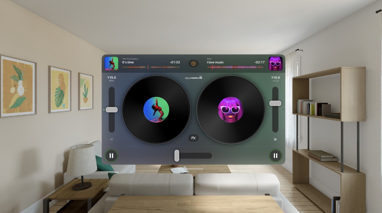 Rozhraní digitálního DJ gramofonu na velké obrazovce, zobrazující dvě vinylové desky, v moderním obývacím pokoji s pohovkou, policí, stolem a zarámovaným obrazem na stěně.